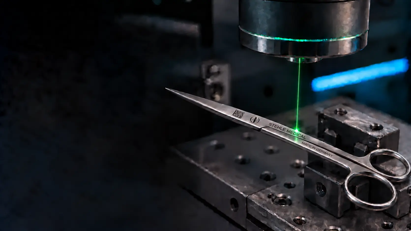 Laserbeschriftung auf einem präzisen Instrument aus Edelstahl