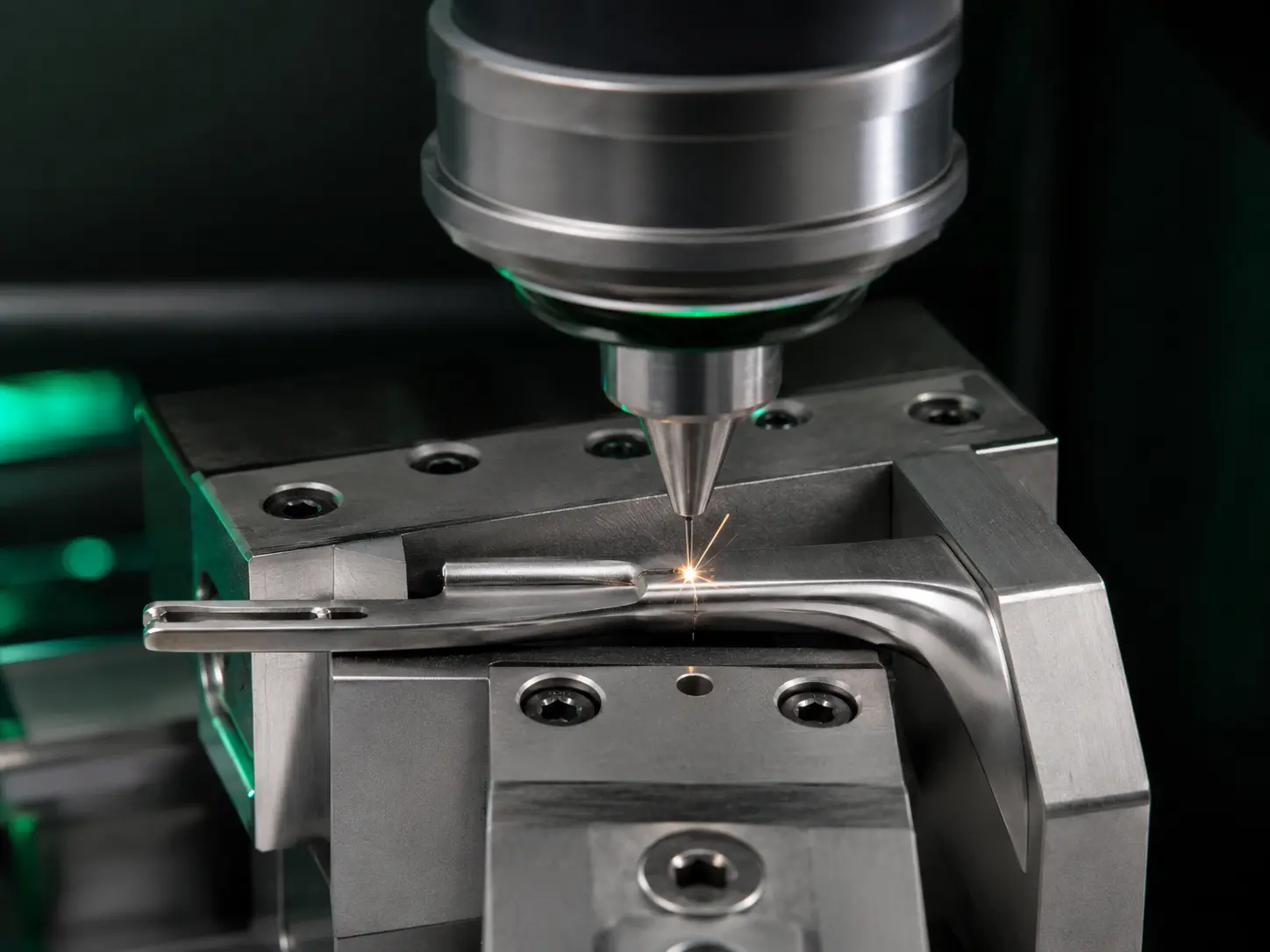 Präzisions-Laserschweißen an einem kleinen Edelstahlbauteil